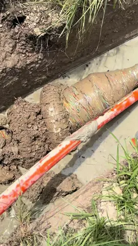 If it ain’t marked will find it 😂#liveincentiveparogram #directionaldrilling #ditchwithdrillers #louisiana #boringbusiness #fiberoptics #fiber #utility #pipe #internet #subsite #precision #viral #jt20 #undergrounddrilling #electrician #vermeer #gaspipeline 
