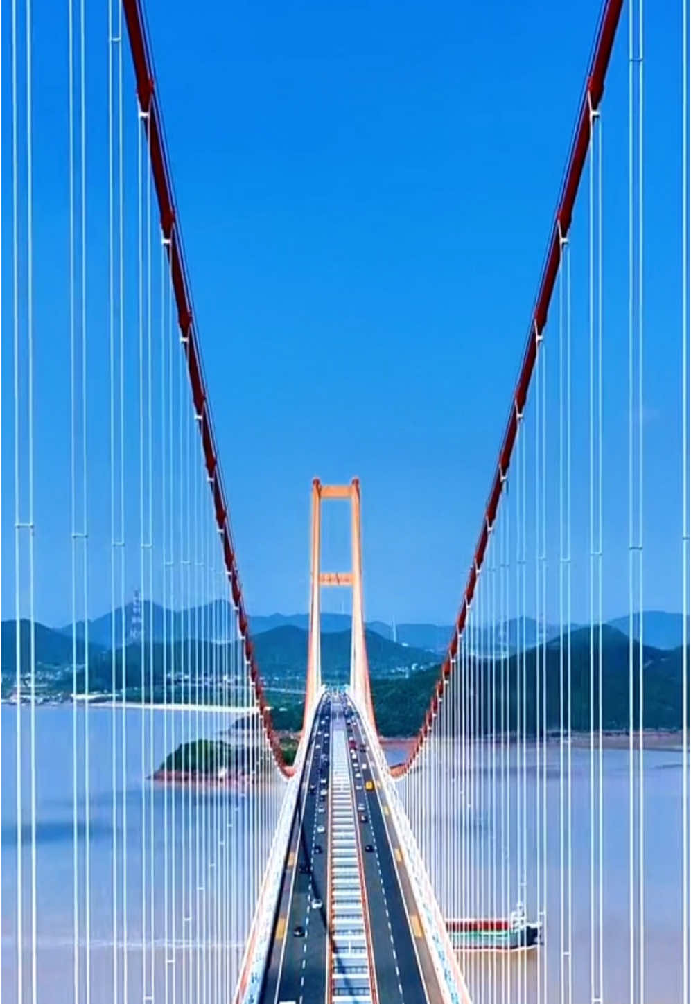 This is the Xihoumen Bridge in  China 🇨🇳 The Xihoumen Bridge is located in Zhoushan City, Zhejiang Province, China. It starts from Mudong Line in Dinghai District in the south, crosses the Xihoumen Waterway, and ends at Jinshan Road on Cezi Island in the north. As an important part of the Yongzhou Expressway and a key component of the Zhoushan Cross-sea Bridge, its completion ended Zhoushan's history of being isolated at sea, promoted the economic development of Zhoushan and surrounding areas, and facilitated the economic integration of the Yangtze River Delta region. Zhoushan City is a fourth-tier city. 西堠门大桥位于中国浙江省舟山市，南起定海区穆东线，上跨西堠门水道，北至册子岛金山路。它是甬舟高速重要部分，也是舟山跨海大桥关键构成，其建成结束了舟山孤悬海上的历史，推动了舟山及周边地区经济发展，促进了长三角区域经济一体化。舟山市是四线城市。#china🇨🇳 #China #discoverchina #asian #带你看中国 #chinese #bridge #bridges 