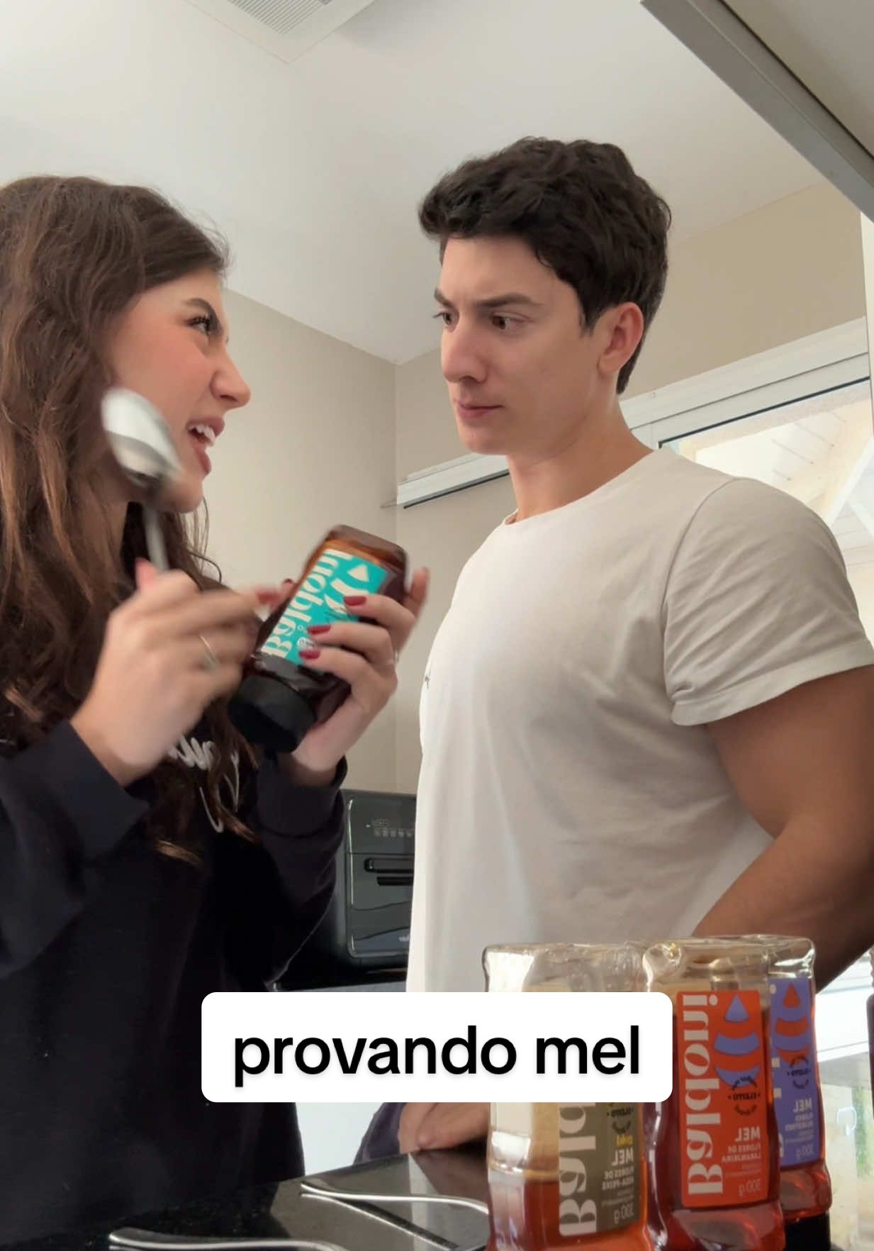 o mel de flores silvestres é o melhor SINHE!  A ordem dos que o Xu provou:  - cipó uva  - mel orgânico  - flores silvestres  - flores de laranjeira  - flores de assa peixe 