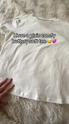 #fyp #foryoupage #clothes #teeshirt #soft #softshirt #tee #ugc #microinfluencer #fashion #comfy #comfyclothes 