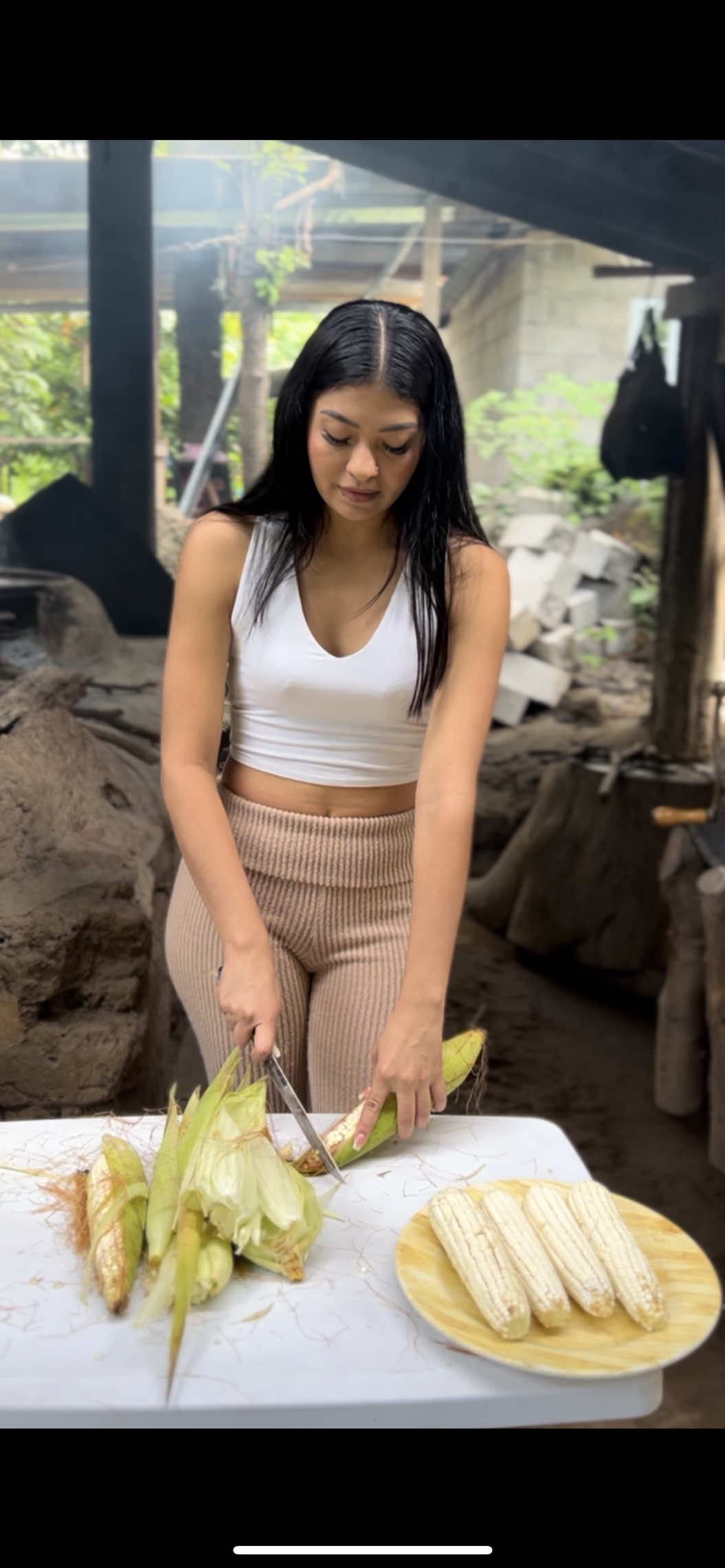 Asando los elotes, el video completo está en mi canal de YouTube 🥰 #elsalvador  #niki  #elotes  #mujer 