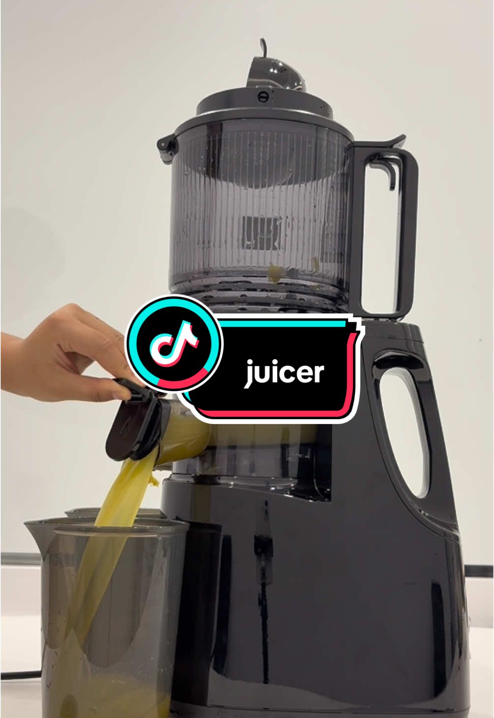 Sweet and sour pineapple juice in summer is the best drink to relieve summer heat.