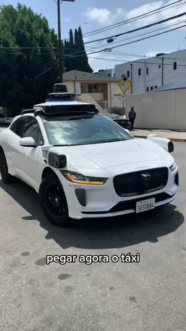 “Esse carro que tá parando aqui… não tem motorista. Isso mesmo. Nenhum ser humano no volante. E eu… entrei.” Essa é a Waymo, empresa do Google, pioneira em mobilidade 100% autônoma. Eles já rodaram mais de 50 milhões de quilômetros sem ninguém dirigindo.@Day Moraes Viagens @Waymo  🚘 “O carro dá seta, respeita sinais, reage a pedestres — tudo sozinho. E o melhor: com segurança e suporte por voz se precisar.” 🙋‍♂️ “Você teria coragem de entrar? Ou isso ainda te assusta? Comenta aqui!” 📱 App: Waymo One  #Waymo #CarrosAutônomos #FuturoJáComeçou #ReelsTecnologia