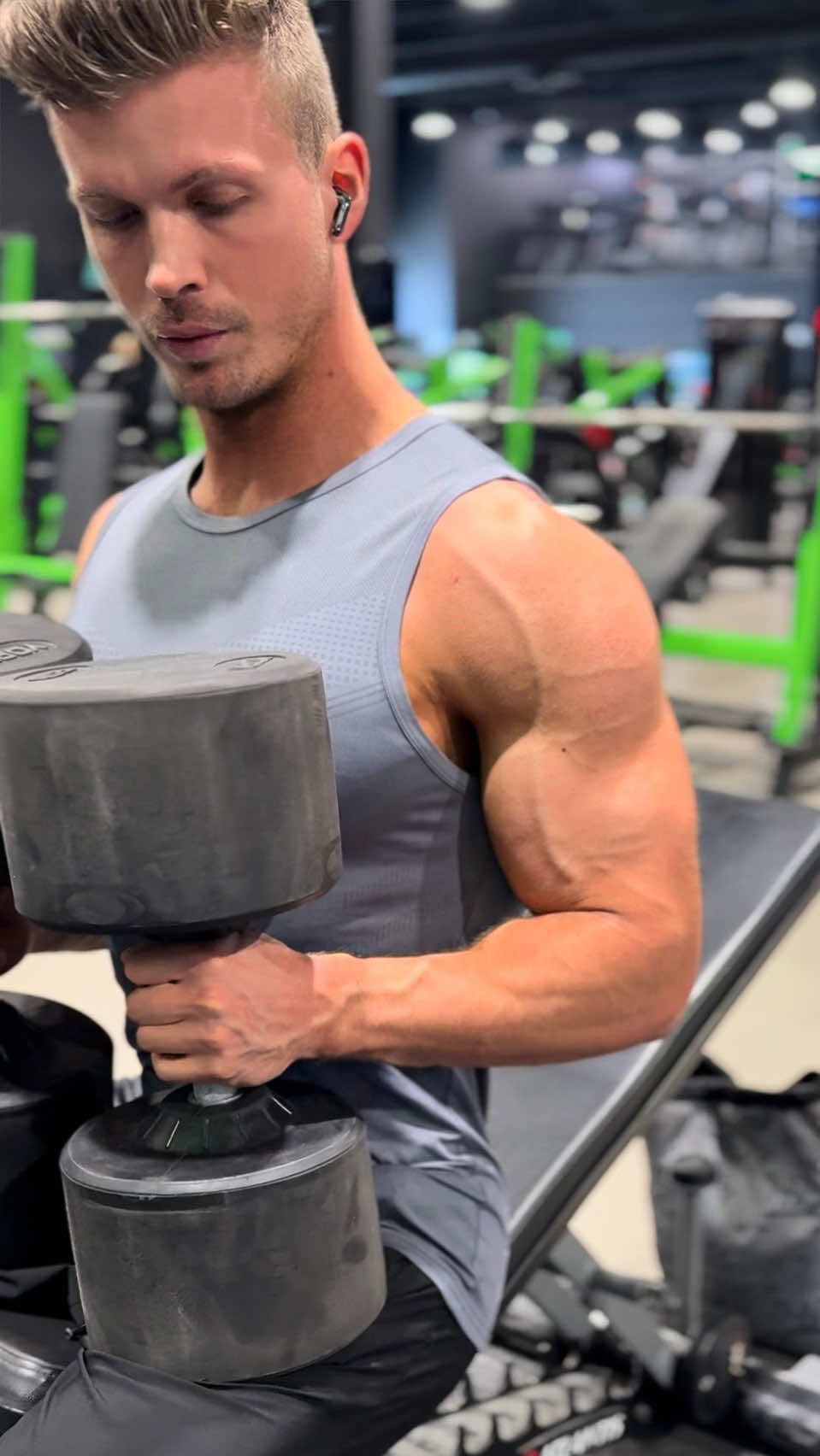 120 lbs dumbbell incline press for reps 💪  #bench #benchpressing #benchpress #dumbbell #dumbbellbench #workout #Fitness #fitnessmotivation #strong #health #fit #gym #shredded #lean #GymTok 
