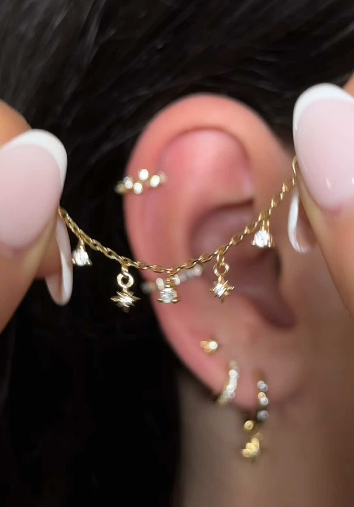 Ever tried a chain charm? This is your sign ✍️ 🤭✨ #piercingtok #earstack #piercing #earstyling #newearrings 