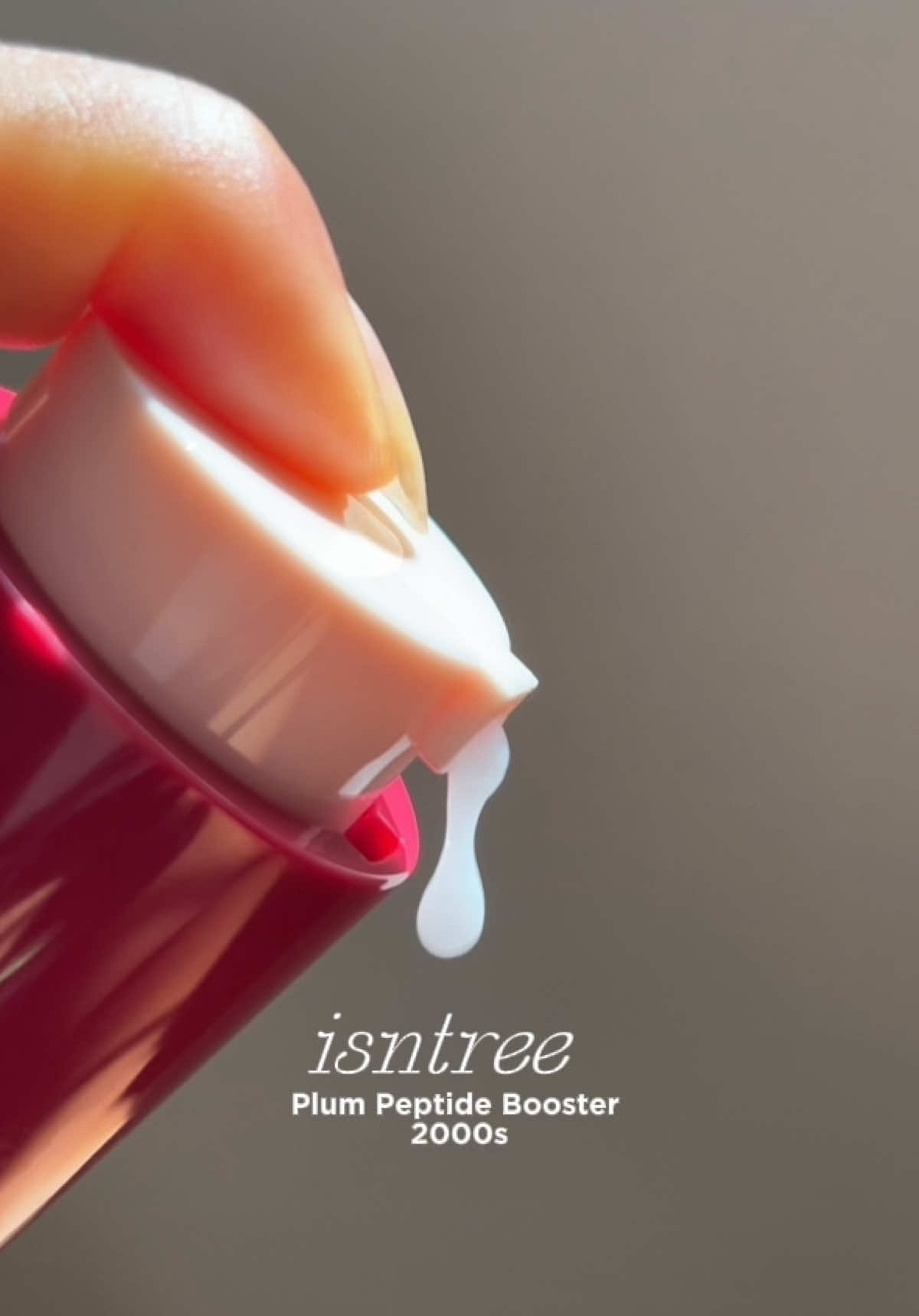 Plum Peptide Booster 2000s by @Isntree US 🫶🏻 This firming serum is infused with 5 plant-based peptides and collagen to improve your skin's appearance and reduce fine lines. It provides deep, long-lasting hydration. Its formula is vegan, and best of all, it's suitable for all skin types, allowing you to include it in your day or night skincare routine. Would you give it a try?😍 @isntree_influencers  . . #isntree #plumbooster #isntreeplumpeptide #koreanskincare #isntreeplumpeptidebooster2000s #kbeauty #yesstyleinfluencers 
