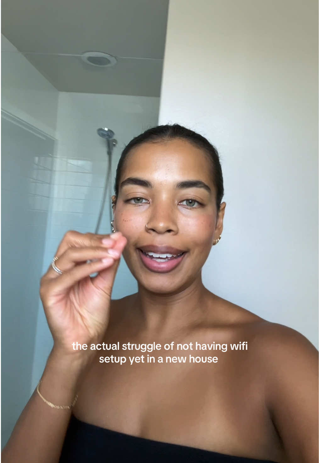 I also haven’t been able to doom scroll in 2 days #newhouse #newlease #moving #movingintogether #townhouse #nowifi #noservice #zoomcall #meeting #googlemeet #google #remote #wfh #fyp #foryou #southflorida 