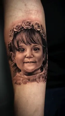 Ao longo da minha caminhada, já desenhei muitos rostos e histórias. Algumas felizes, outras marcadas pela saudade. Mas todas com um propósito: eternizar no corpo aquilo que nunca deixará de viver no coração.  Em especial, minha admiração e respeito aos pais dessa pequena: transformar tanta dor em homenagem é um ato de coragem e amor.  A cada cliente que me confia sua dor, sua história, seu amor — meu muito obrigado. Vocês transformam minha arte em missão 🙏🏾🕊️ #filhosherançadosenhor #tattoo #ubiratantattoostudio #realismo #pretoecinza #saudade #paiefilha #portrait #tattooing 