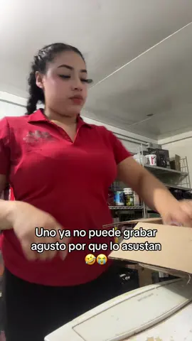Jajajaja ya no soporto un susto maaaas🤣😭😭😭#meseras #trabajoenusa #humor #risa #deniradeninis 