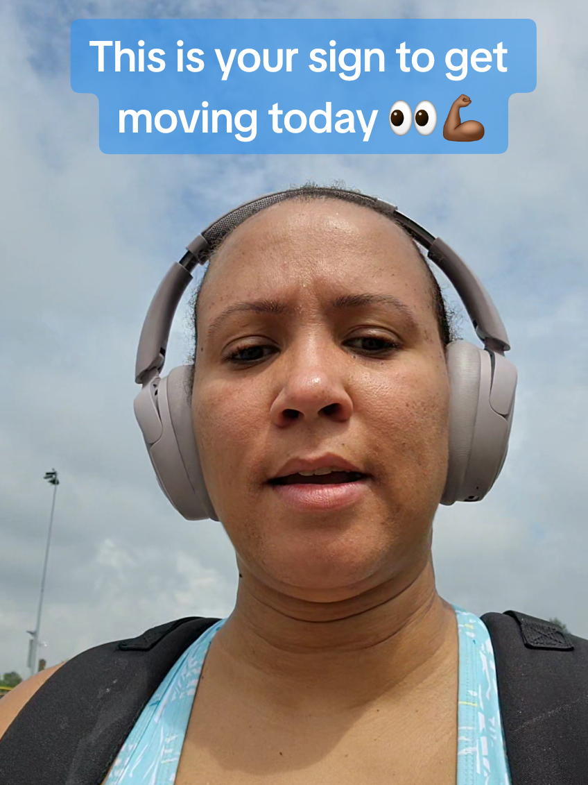 Not me minding your business real quick 👀 Did you move your body today, sis? If not, let’s schedule that workout and make you the priority. 💁🏾‍♀️ #YouCanDoIt  #BlackGirlWellness #Workout #moveyourbody  #accountabilitycheck   #fitnessmotivation  #blackwomenworkout 