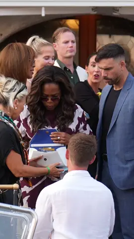 Oprah spotted in Venice for #JeffBezos and #LaurenSanchez's wedding celebration 👀