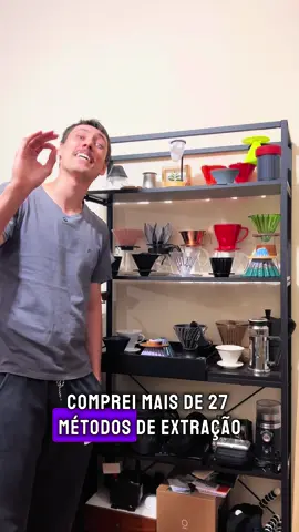 Testei 27 métodos de café e aprendi ISSO Se você já ficou perdido entre V60, Kalita, Koar, Melitta, Aeropress e cia… esse vídeo vai te ajudar. Depois de testar mais de 27 métodos, estudar torra, moagem e até espectroscopia (sim, fui longe), entendi um pouco mais de como cada variável muda o sensorial da xícara. Mas a real é que muita gente gasta dinheiro com método achando que isso vai mudar o sensorial completamente e ignora o que mais importa: torra e moagem. No vídeo, eu resumo em 4 categorias os efeitos que cada tipo de coador tem na sua bebida. Dá pra escolher com mais consciência (ou com base no seu gosto). Qual seu método favorito? Me conta nos comentários! ☕ E salva esse vídeo pra lembrar na próxima compra. #coffee #cafe #coffeelover #barista #melitta 