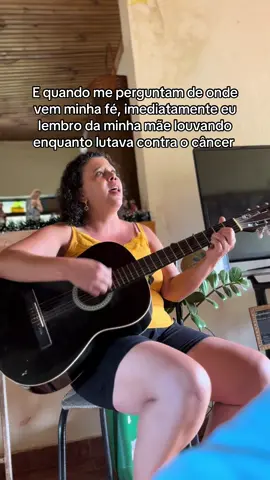 Ahh os olhos. Os olhos nunca mentem, ela pegava esse violão e o olho brilhava. Que saudade, mamãe  #mae #musica #louvor 