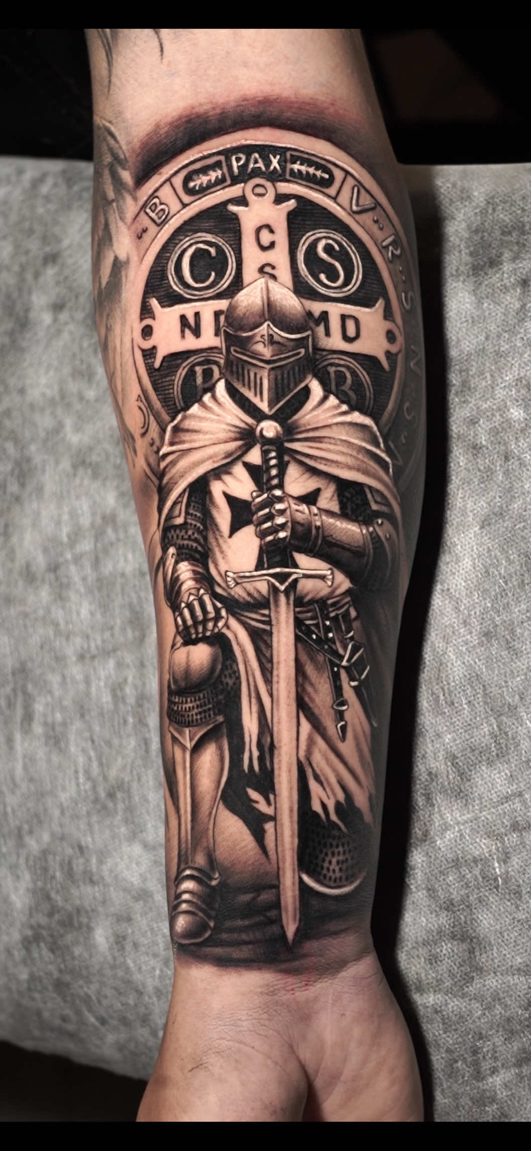 Guerreiro templário + medalha São Bento ⚜️ #saobento #inked #tatuagembrasil #religiao 
