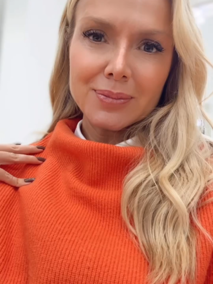 Falei um pouco sobre o congelamento de ombro que tive durante a menopausa, e vi que muita gente ficou com dúvidas e até relatou situações parecidas. Por isso, vim contar um pouco mais pra vocês. A menopausa não é a única culpada pela capsulite adesiva, mas mulheres que têm predisposição têm mais chance de ter esse e outros distúrbios osteomusculares nessa fase. O mais importante? Não negligenciar nunca a saúde e os sinais que nosso corpo dá. Procurar um médico é essencial, porque a dor não pode e nem deve ser normalizada. E vocês, sentiram algo similar na menopausa? #menopausa #saudedamulher #capsuliteadesiva 