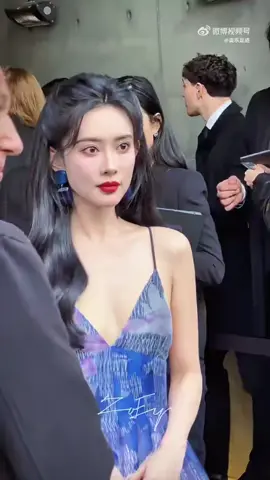 จื่ออี้ ลุคนี้สวยแซ่บมากๆ#เทรนด์วันนี้້ #กดใจให้หน่อย #เมิ่งจื่ออี้#mengziyi#孟子义#ดาราจีนหญิง🇨🇳🇨🇳 #ขึ้นฟีดเถอะของร้อง #ดันขึ้นหน้าฟีดทีนะค้าบ🥺 #กําแพงเมืองจีนมันสูงเข้าแล้วออกยาก #อย่าปิดการมองเห็น #เปิดการมองเห็นเถอะ 