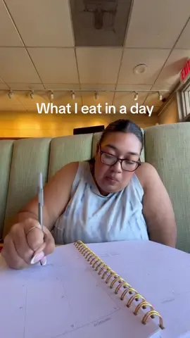 what I eat in a day not putting too much pressure on myself or overthinking too much 🩷 just nourishing my body #whatieatinaday #Foodie #Vlog @bettergoodsfood @themagicbullet @MOD Pizza @Choice Greens Tucson @TRUBAR @Waterboy 
