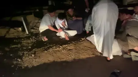 هاي تعلليتنه يشوني يخوي هاي الي وعدتنا بيها كسرت ضهري يخوي هاي وفيت بوعدك وتعللنه . رحمك الله يا أخي وجعل قبرك روضة من رياض الجنيه 💔