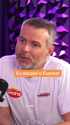 Tiago Toricelli: Do Pé da Montanha ao Topo do Mundo                                                  Neste episódio, Silvia Vinhas recebe Tiago Toricelli, um dos poucos brasileiros que escalaram o Monte Everest, o ponto mais alto do planeta. Mais do que uma conquista física, Tiago compartilha os bastidores emocionais e mentais dessa jornada extrema desde o primeiro passo rumo à montanha até as reflexões que carrega até hoje. Com uma conversa leve, mas cheia de profundidade, ele revela como os desafios da escalada o transformaram por dentro, fala sobre os medos, as decisões mais difíceis e os conselhos que deixaria para quem sonha em superar seus próprios 
