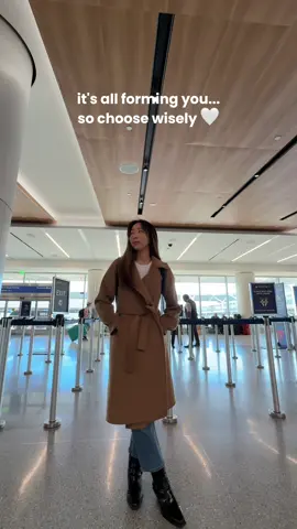 it’s not just the green juice and hot girl walks 🍵🚶🏻‍♀️ it’s the words you speak over yourself. the voices you let in. the scrolls. the late-night thoughts. the podcasts. the prayers. everything’s shaping you… even the things you think don’t count. so choose wisely 🤍 #health #wellness #faith #corporategirl #healing #quarterlife #worklifebalance #pilates #inspiration #motivation #growthmindset #movementismedicine #twentysomething