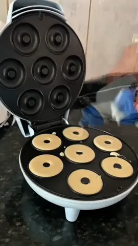 🍩 ¿Mini donas irresistibles en minutos? Sí, es posible. Esta máquina es tu aliada para emprender fácil: rápida, práctica y con acabado antiadherente. Las luces te guían y el sabor lo pones tú. Convierte tu idea en negocio desde ya 💼✨👇 #MiniDonas #EmprendeConSabor #NegocioDesdeCasa #MaquinaDeDonas #EmprendimientoCreativo #DonaCasera #DonasFaciles #HazYVende #EmprenderEsPosible #CocinaCreativa #TuProductoNovedades #TuProductoNovedades #TuProducto #Barranquilla #TuProductoNovedades #gadget #temu #bodegamayorista #centroBarranquilla #aliexpress #amazon #AmazonFinds #TemuFinds