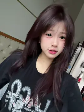 👀 Mắt đen baby – mê từ ánh nhìn đầu tiên 🖤 Lên lens là auto bánh bèo đáng yêu liền luôn á mọi người ơi! Mít đang đeo lens mắt đen baby, màu siêu tự nhiên, lên mắt không lộ, cực kỳ êm và dễ chịu, đeo cả ngày không cộm luôn nha! ✨ Nhìn gần thì trong veo như mắt nai ✨ Nhìn xa thì ngây thơ, dịu dàng như búp bê Hàn Quốc ✨ Đi chơi – chụp ảnh – quay top top đều xinh hết nấc! 📸 Ai hỏi “sao nay xinh vậy?” – trả lời nhẹ: do lens đó cậu ơi! #lenxuhuong #lens #xhtiktok #viral #girlxinh #fypシ 