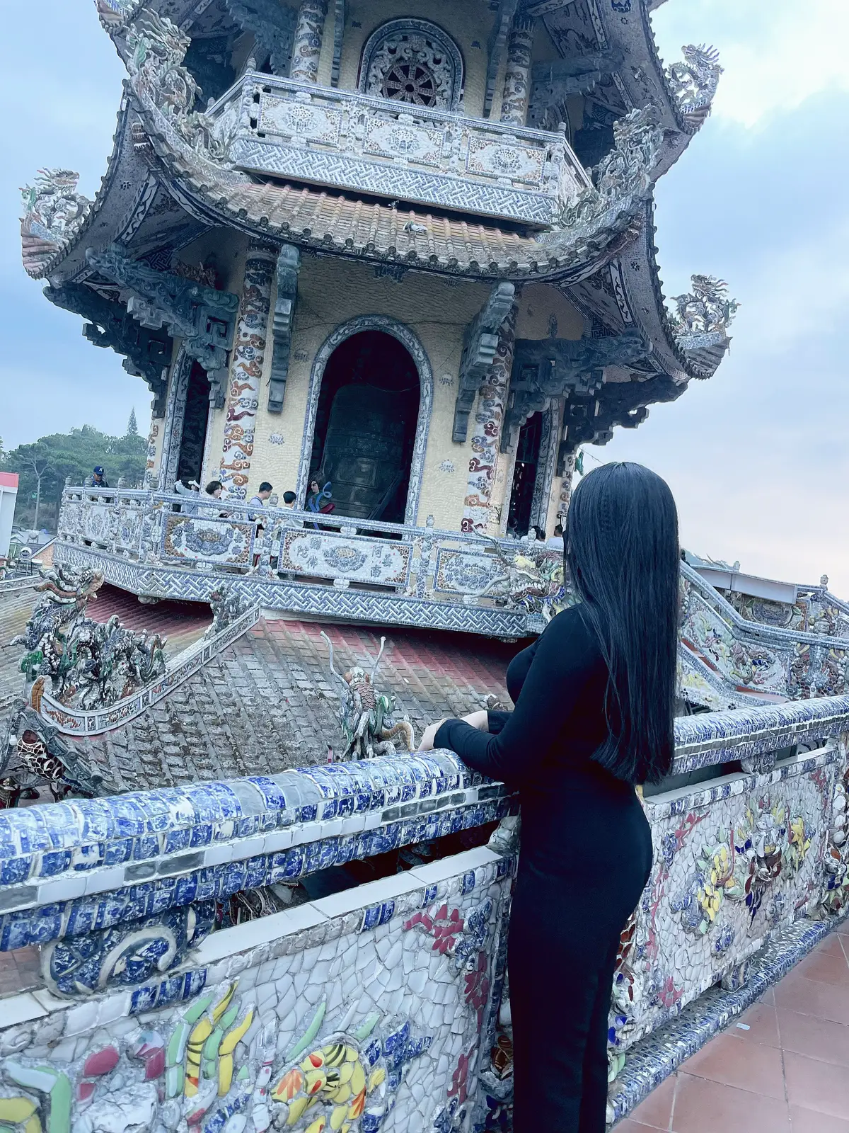 Lớn lên ta sẽ hiểu , ai cũng phải cố gắng cả. Chỉ là mỗi người có một lý do khác nhau để bước tiếp: có người vì gia đình , có người vì ước mơ , có người đơn giản là vì chẳng còn lựa chọn nào khác . Mỗi người đều mang trong lòng một câu chuyện , một lý do để cố gắng. Và chẳng ai kể hết được mình trải qua những gì . Có người gồng gánh cả một gia đình sau lưng . Có người chỉ mong đủ sống để qua ngày mai. Nên nếu thấy ai đó trầm  lặng , mệt mỏi ,đừng vội đánh giá . Ta đâu biết họ đã phải mạnh mẽ đến nhường nào để đi được đến ngày hôm nay🌸