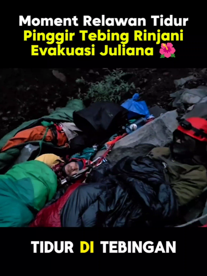Moment Relawan Tidur Di Pinggir Tebing Gunung Rinjani Untuk Evakuasi Juliana 🌺 Perjuangan Tim Gabungan Relawan Dari Mas Agam, Mas Tyo, Mas Syamsul Dan Relawan Lainnya Patut Diapresiasi Karena Mereka Melakukan Demi Kemanusiaan 🥹 Sumber: @agam_rinjani - Instagram @tyo_survival - Instagram @syamsulpadhli - Instagram #rinjani #juliana #gunungrinjani #rinjanimountain #rinjani3726mdpl ♥️ #juliana #relawan #pendakigunung 