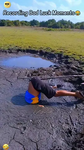 Those unfortunate moments 🤣🤣😂😂#scarecam #scared #prank #fyp #funny #foryou #haha #usa🇺🇸 #viral #trending #scaring 