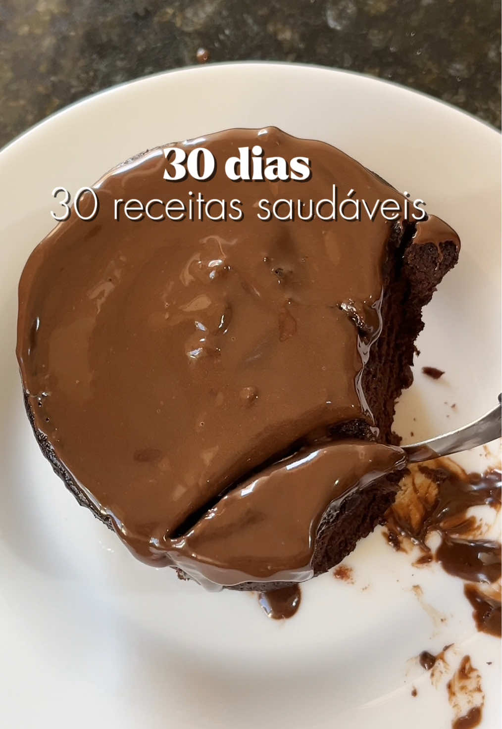 Eu amo esse bolinho, faço sempre😍🤎 Ingredientes: 2 ovos 3 colheres de farinha de aveia  1 colher e meia do cacau selvagem da @Color Andina Foods cupom 🏷️CAZEBALLOS 2 colheres do adoçante Stevia Color também da @Color Andina Foods (é natural, não tem calorias, nem glúten e é vegano) 2 colheres de leite   Chocolate meio amargo derretido  #receitasfaceis #receitas #receitassaudaveis #receitasimples #receitafacil #receitasfit 