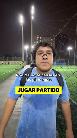 Desde que uso tiras nasales en la pichanga... soy otro jugador ⚽🔥 Antes jugaba 10 minutos y ya estaba con la lengua afuera 😮‍💨 Me costaba volver a defender, me ardía el pecho y sentía que no me daba el aire. Ahora, con las tiras nasales: 🫁 Respiro solo por la nariz 💨 Me canso muchísimo menos 🏃‍♂️ Corro de área a área sin morirme 🧠 Pienso más rápido y tomo mejores decisiones ⚡ Y termino el partido con energía para seguir Literalmente, soy el jugador del partido cada vez que juego. Y lo mejor: no es magia, es ciencia. La mayoría de jugadores amateurs nunca han probado optimizar su respiración… pero cuando lo haces, notas la diferencia desde el primer toque. Las tiras nasales se sienten cómodas, no se despegan con el sudor y te dan esa ventaja que nadie ve, pero todos sienten.