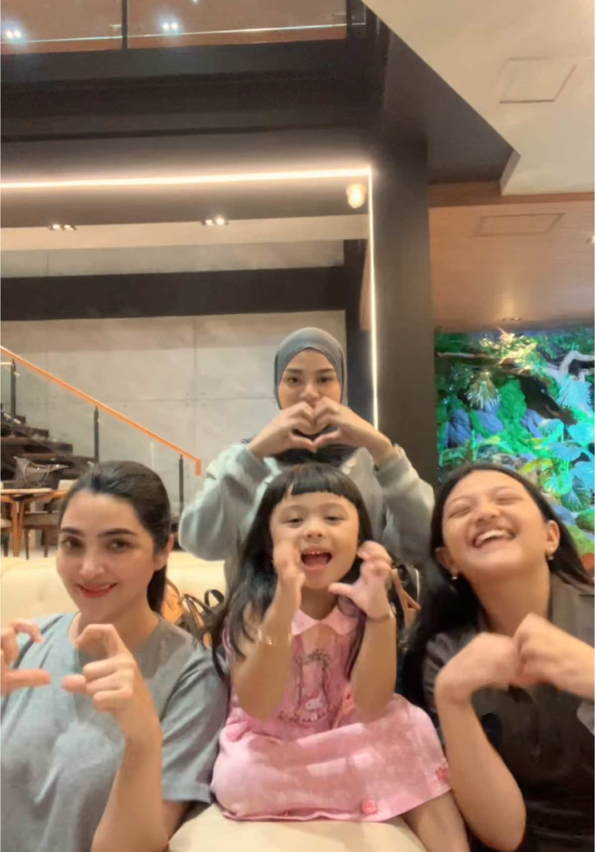 “Gendda ayok bikin tiktok” masyaAllah gemes banget sih kakak Ameena, udah makin pinter sekarang 😍 padahal Gendda belum hafal gerakannya dan langsung diajarin 😃