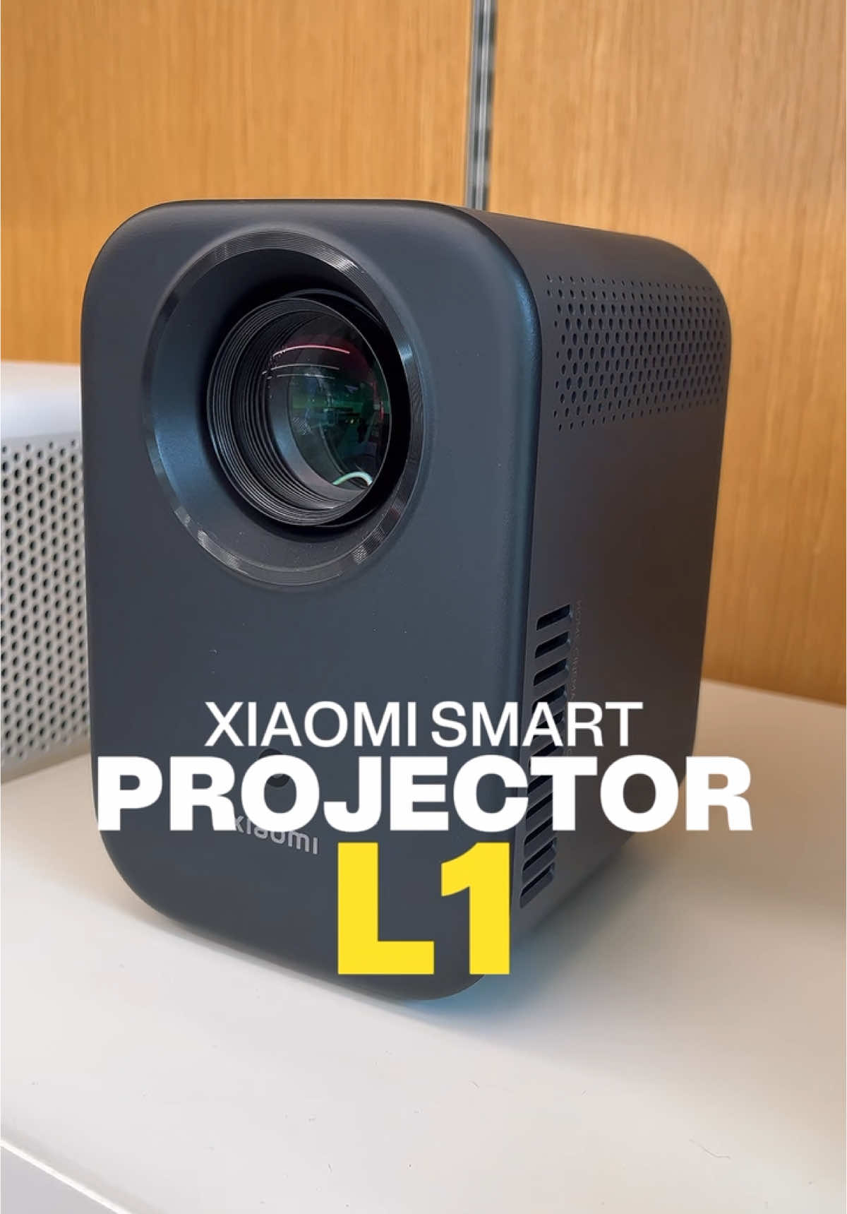 Solo necesitás una pared y el Xiaomi Smart Projector L1.​ ​  🎬 Full HD, autoenfoque y Android TV integrado.​  📦 Literalmente, llevás el cine en una caja.​ $249 ​ ​ #Xiaomi #SmartProjectorL1 #EstiloXiaomi #camera #sv