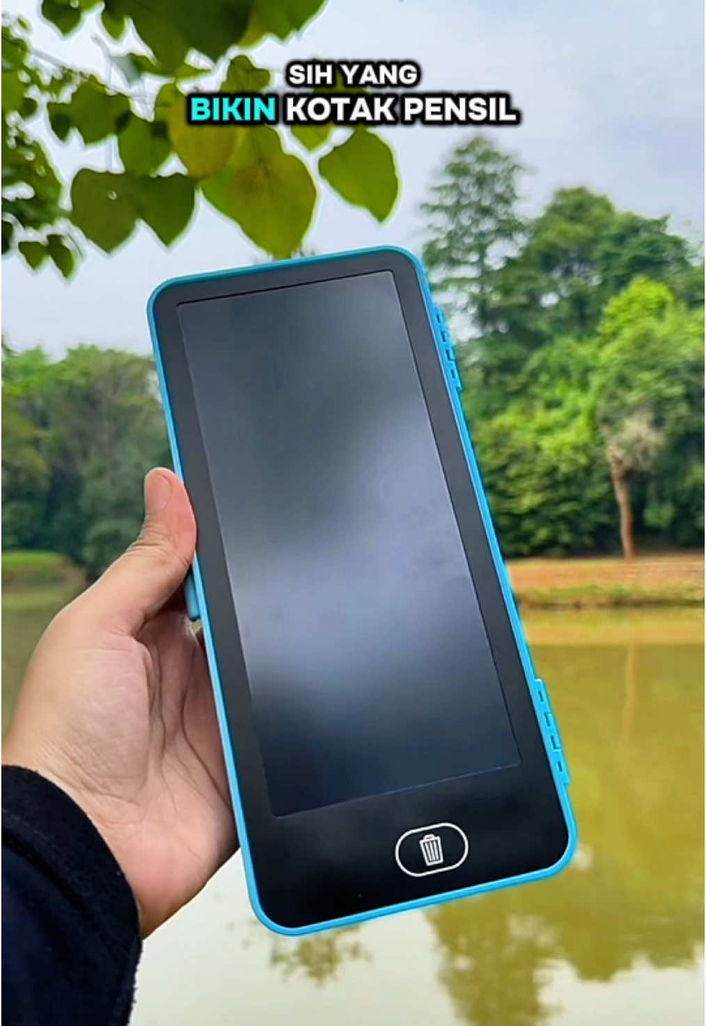 Ini keren banget sih yang bikin, kotak pensil tapi bisa dijadiin tablet digital juga sudah 2 in 1 👍🏻👍🏻 #alattulis #setalattulis #backtoschool #stationery #lcddrawingtablet #kotakpensil2in1 #pencilcaselcd 