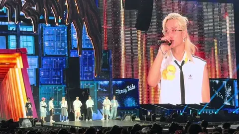 Our Sunshine had his mom there and it was her birthday 💛 #straykids #felixstraykids #felix #chicago #wrigleyfield #dominatetourstraykids #kpop #kpopfyp 