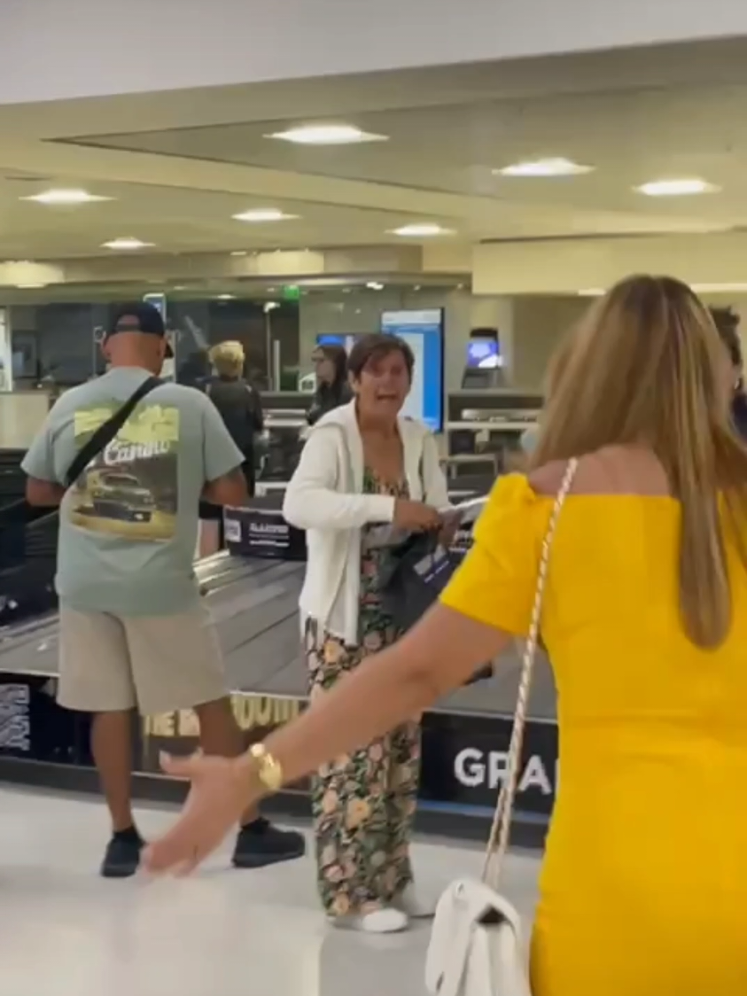 #welcomeusa🇺🇸🇺🇸🇺🇸 #reencuentro #madreehija #arizona #aeropuerto  Después de casi dos años… llegó el momento. La sorpresa más bonita de mi vida: mi mamá ya está en USA. Está a mi lado, por fin… y todavía no me lo creo. Mi alma tiembla, mi corazón late más fuerte. Tanto tiempo soñando con este abrazo, con este reencuentro… Hoy lo estoy viviendo. Ahora comienza una nueva etapa: la de cuidarla, mimarla, y devolverle aunque sea un poco de todo lo que ha hecho por nosotras. Hoy es un día que voy a recordar para siempre. 💕✨