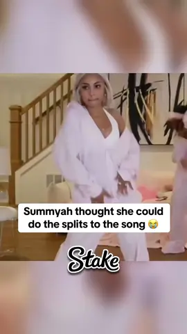 Summyah thought she could do the splits to the song @Summyah🫶🏻 #summyah #akia #streamer #fyp 