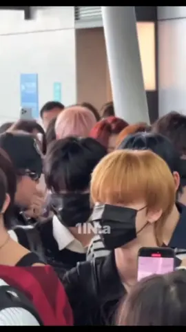 I'm really dizzy seeing this chaos. Nicholas almost fell. Poor them, luckily when we arrived in London it wasn't this crowded  #smtr25 #smnbg #smtown #FYP #4u #smrookies #smtrainee #kpop 