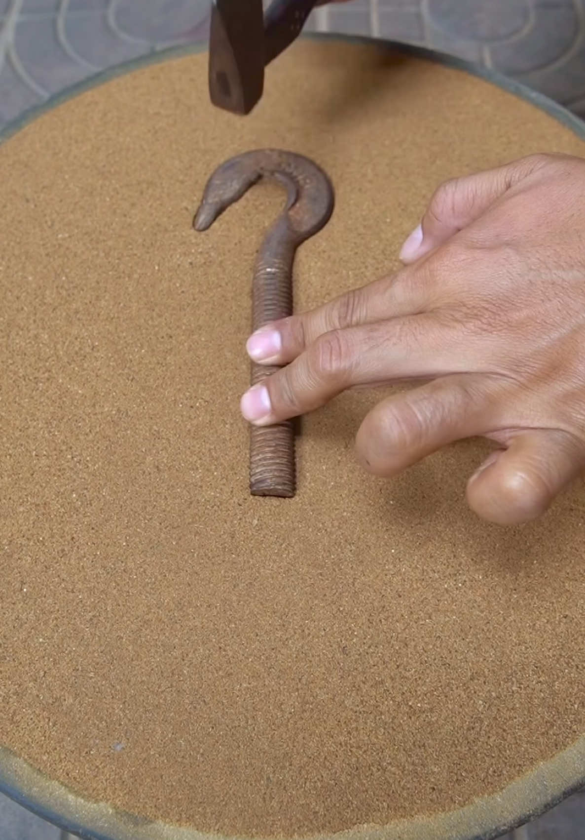 The art of metal casting on sand #satisfying #metal #art #metalcasting #metalsmelting 