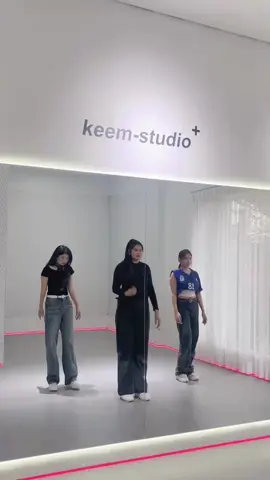 like.. like.. like... #jennie #dance #dancestudio #studio #studiorent #bandung #bandunginfo #sewastudio #sewastudiobandung 