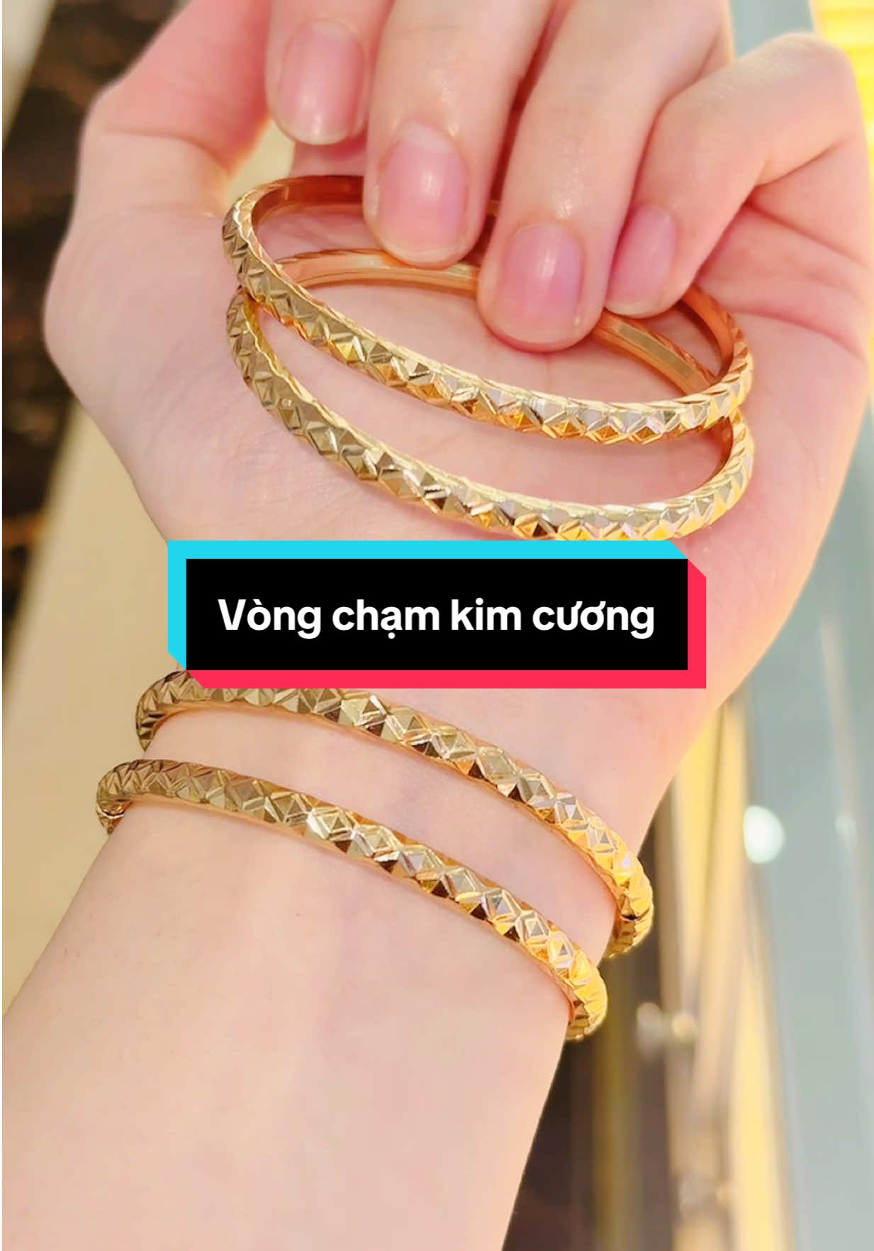 Vòng kiểu chạm kim cương đây ạ ✨ Chỉ hơn 1xx cành là đã có em vòng xinh xắn lên tay rồi nha các chị #tiembacbachkim #ilovetiktok #xuhuong #fyp #trangsuconline #vàng18k #vòngtay #vòngtaynữ 