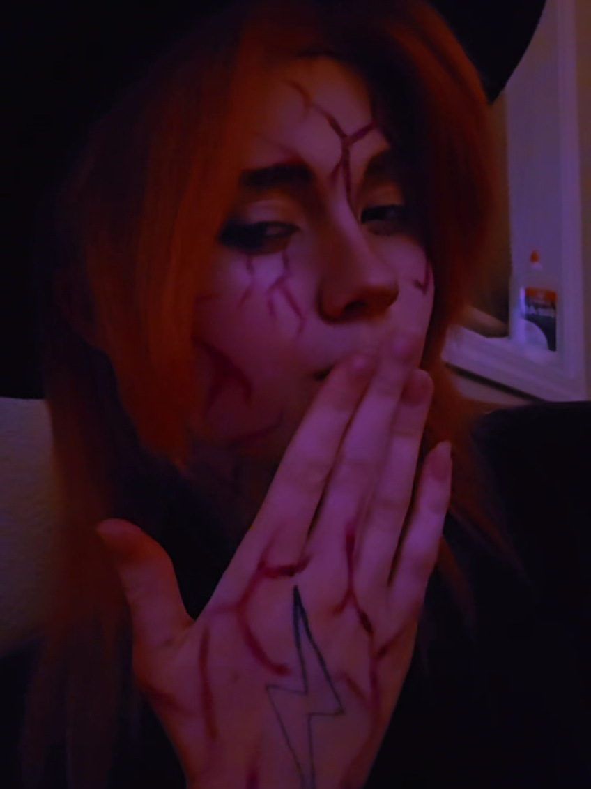 If the hunters come for me I tell them no 🙂‍↕️(unless its Mira) Ft the random elmers glue by my window #romance #kpopdemonhunters #cosplay #cosplayer #fyp #sajaboys 