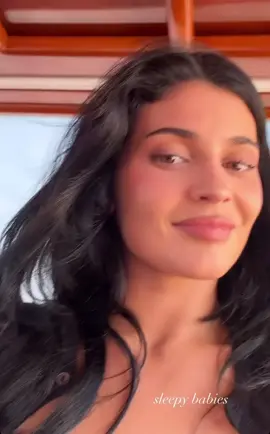 🚤✨ Kylie Jenner et ses enfants à Venise pour le mariage de Jeff Bezos ! Avant le très attendu mariage de Jeff Bezos et Lauren Sánchez, Kylie Jenner a été aperçue à bord d’un vaporetto privé, en balade sur les canaux vénitiens avec ses deux enfants, Stormi et Aire. 🌊 La businesswoman a partagé une vidéo de ses amours endormis en story Instagram 😴 💬 Une pause ensoleillée à l’italienne avant les festivités les plus attendues de l’année ! #kyliejenner #kyliejenneredit #stormi #Aire #Venise #JeffBezosWedding #LaurenSanchez #Vaporetto #ItalianMoment #FamilleVIP #StarsInVenice  #MariageDeLAnnée #DolceVita #KylieInItaly