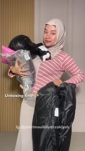(Unboxing time ✨) . Kalian suka barang yang mana?🤞🏻 . #unboxing #unboxingvideo #unboxingasmr #unboxingpaket #amsrsounds #asmrvideo #foryoupage 