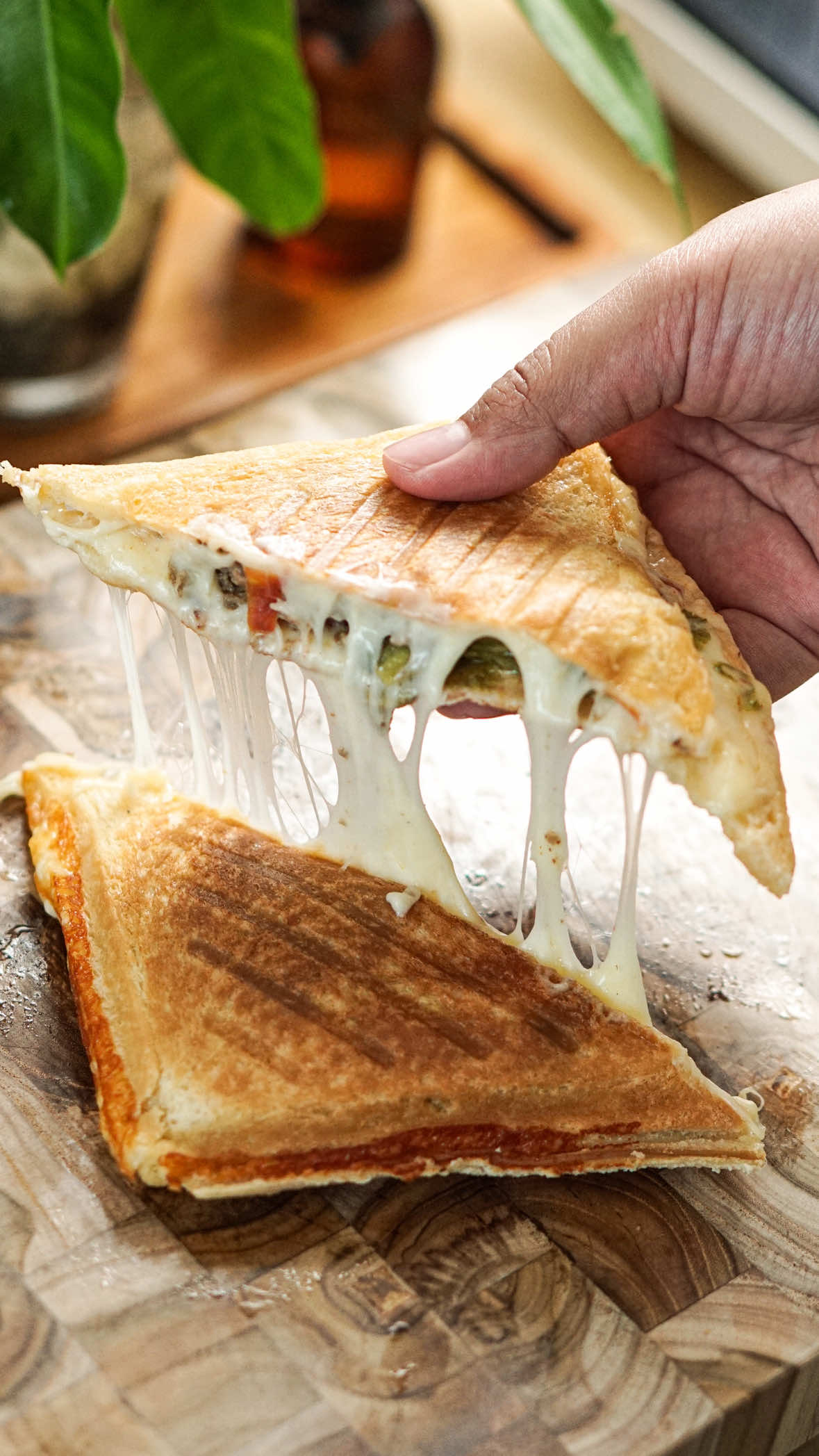 Sandwich fancy ala kafe ternyata bisa dibikin sendiri di rumah lho! Rahasianya, pake @Perfetto Cheese Keju Mozarella. Begitu ditarik, super strechy! Rasanya creamy dan milky! Cocok banget buat kamu yang kangen vibes brunch di kafe, tapi bikin sendiri di rumah 🧀✨ Buat kalian yang suka bikin masakan “Fancy” di rumah, ada kesempatan menarik buat menangin hadiah oven dari @perfettocheese.id lho! Follow IG & tiktok @perfetttocheese.id, cek info activity-nya di highlight “perfetto @ home!” Beef patty: 300 gr daging sapi giling 3 sdm tepung roti 50 ml susu cair ½ buah bawang bombay 1 butir telur ½ sdt garam ¼ sdt lada bubuk ¼ sdt kaldu bubuk Saus burger: 3 sdm mayonais 2 sdm saus sambal Bahan-bahan lain: 4-10 lembar tawar 2 batang selada 2 buah tomat 1 pack Perfetto Cheese Mozarella 250 gr Cara membuat: 1. Tuangkan susu di atas tepung roti dan tumis bawang bombay sampai layu. 2. Campurkan semua bahan beef patty ke dalam mangkok. Tambahkan tumisan bawang bombay dan tepung roti. Aduk sampai rata, lalu bentuk menjadi bulat dan pipih. 3. Lelehkan mentega. Masak patty sampai matang. Sisihkan. 4. Untuk membuat sausnya, campurkan mayonais dan saus sambal. Aduk sampai rata. 5. Oles roti tawar dengan mentega. Masukkan di atas sandwich maker. Tambahkan saus burger, selada, tomat, patty, dan potongan mozarella, dan saus burger lagi. Tutup kembali dengan roti tawar. Tutup sandwich maker dan masak sampai mozarella meleleh. #PerfectlyAuthenticJoy #AuthenticJoyMoment #PerfettoCheese #cheeseburger #sandwich