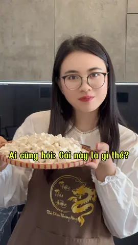 ✨ BẠCH PHỤC LINH – NHẸ NHÀNG MÀ SÂU SẮC Một trong những vị thuốc hiền lành nhất trong Đông y, nhưng công dụng thì không hề “nhẹ” chút nào. 🔹 Bạch Phục Linh là phần lõi trắng tinh khiết nhất của nấm Phục Linh – mọc ký sinh trên rễ cây thông cổ thụ. Nó được tuyển chọn kỹ càng, trắng sáng, ít tạp chất, giá trị cao hơn loại thường. 🌿 Tác dụng chính: – Kiện tỳ, an thần, lợi tiểu – Hỗ trợ tiêu hóa, giảm đầy bụng, ăn uống kém – Giúp ngủ ngon, giảm mệt mỏi, lợi thủy tiêu phù 🍵 Cách dùng đơn giản: – Hãm trà uống mỗi ngày – Nấu nước với ý dĩ, táo đỏ, hoài sơn – Nghiền thành bột trộn vào ngũ cốc hoặc sinh tố 📌 Dành cho ai dễ mất ngủ, hay bị phù nề, ăn không tiêu, hoặc muốn detox nhẹ nhàng từ bên trong. 👉 Bạn đã từng dùng Bạch Phục Linh chưa? Comment mình chia sẻ thêm công thức nhé! #BạchPhụcLinh #DưỡngSinhTựNhiên #ĐôngYỨngDụng #ThanhLọcCơThể #ThượngThảoĐường#thuongthaoduong @Thượng Thảo Đường 