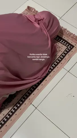 Sejadah sudah menjadi saksi gimana nangisnya sampai terisak-isak. #sujud #selfreminder #allah #hijrah #sholat #fyp 