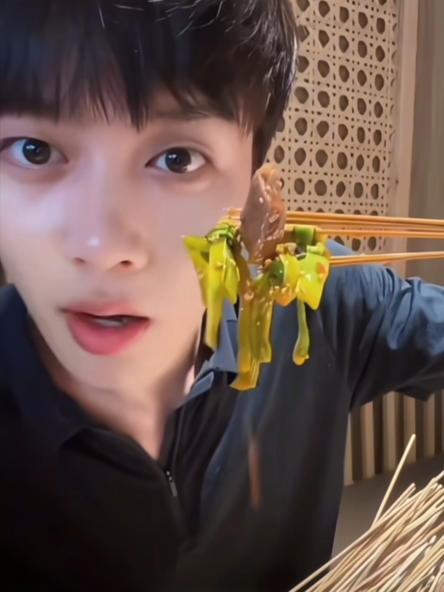 커춘이 잘먹는모습너무이뻐😍 오늘저녁은볶음밥이다😆 #柯淳 #赵柯淳 #kechun柯淳 #kechun #zhaokechun #zhaokechun赵柯淳 #douyin #aktorchina #fyp #커춘 #자오커춘 #중국배우 #중국드라마 #숏폼 #chinesedrama #นักแสดงชาวจีน #ละครจีน  #khathuần柯淳  #중국숏폼드라마 #예쁜남자  #lophocsieuvietvohan #dienvientrungquoc #viraltiktok #viral  #fypage #thinhhanh #xuhuong #khathuan #khathuan柯淳  #showthucte #soaica #haihuoc #foryou  #Mukbang 