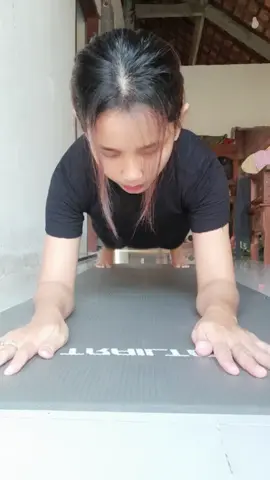 60 detik udah gemeteran...🤣🤣🤣 #plank #plankchallenge 