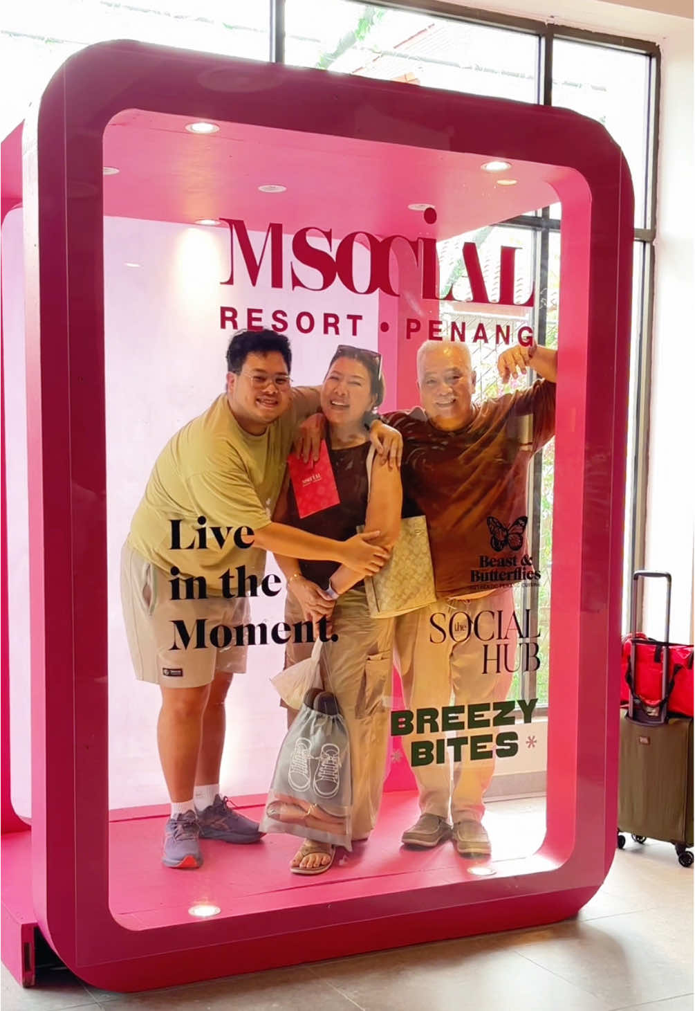 Resort ni masih baru dan bagi Abe Wee antara yang terbaik kat sini ❤️ 📍 M Social Resort, Jalan Tanjung Bungah Penang Hampa! Mai habaq sat…kat mana port makan paling sedap kat Penang? 😋 #fyp #foryou  